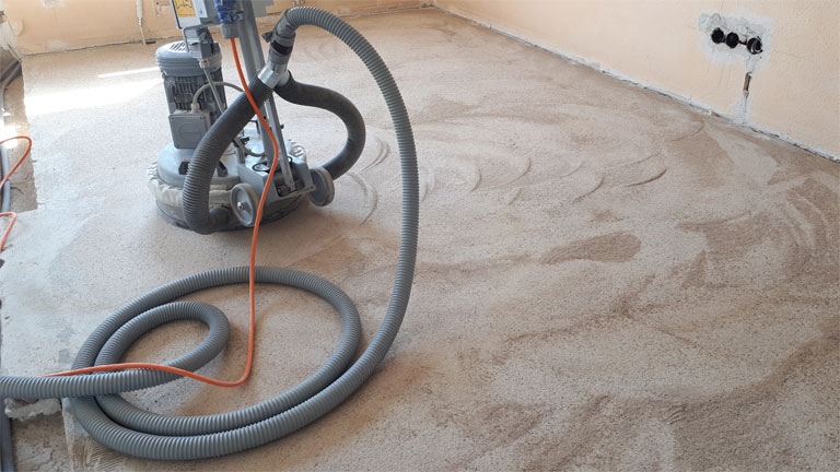 Fräsmaschine mit absaugung, gefräste Estrich Oberfläche mit Fräsgut