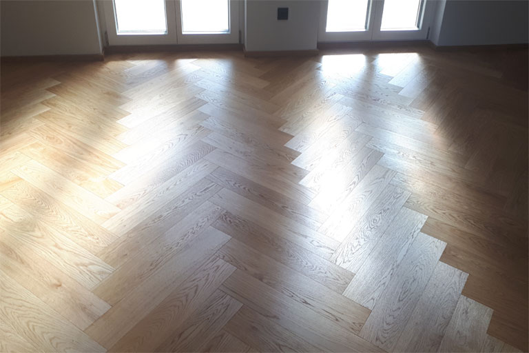 Fischgrät Eiche vor einem Fenster