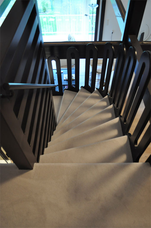 Teppich im Flur und auf einer gewendelten Treppe